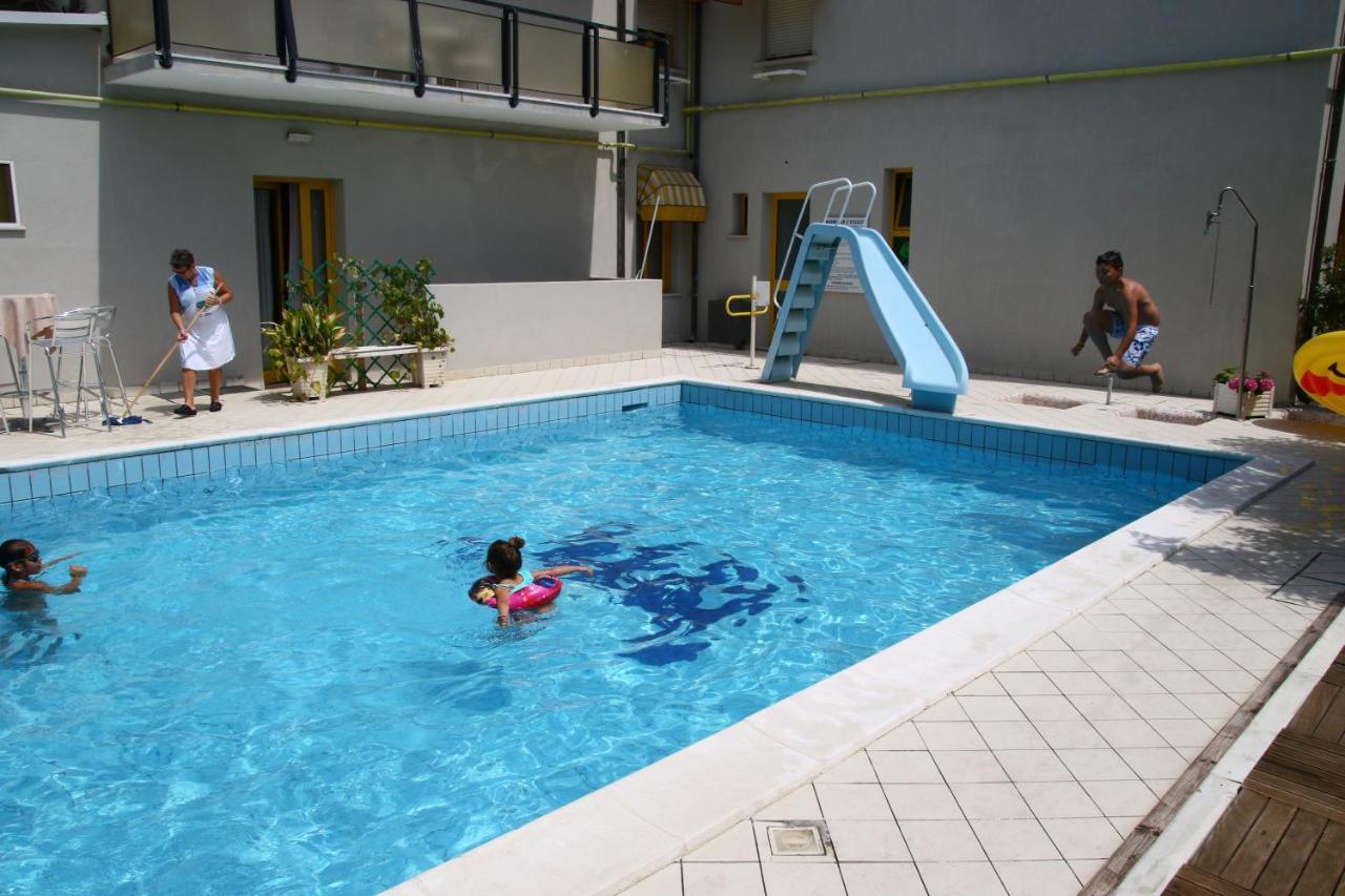 Hotel Marzia Con Piscina Riccione Exterior foto