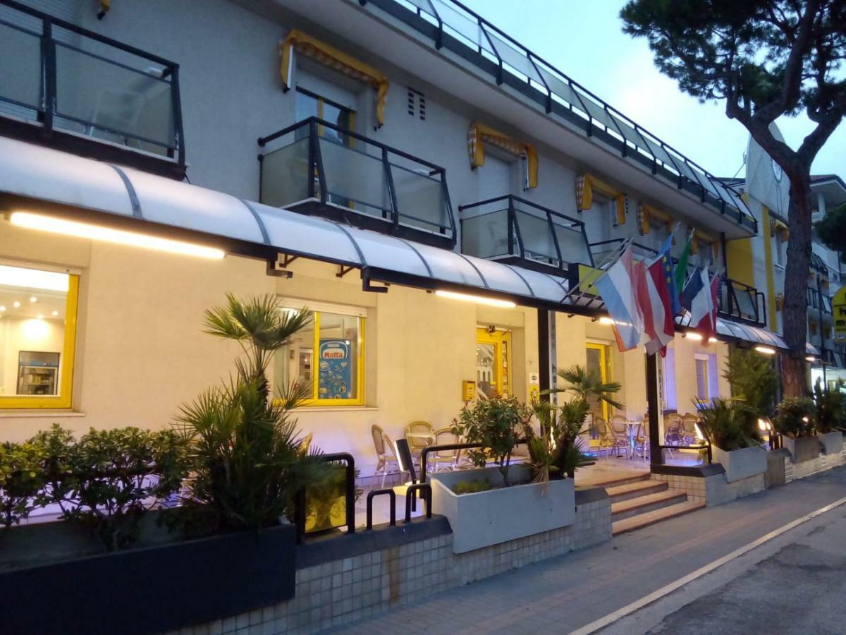 Hotel Marzia Con Piscina Riccione Exterior foto
